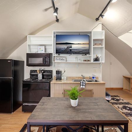 Sky Eco - Glacier General Store And Cabins Coram 외부 사진