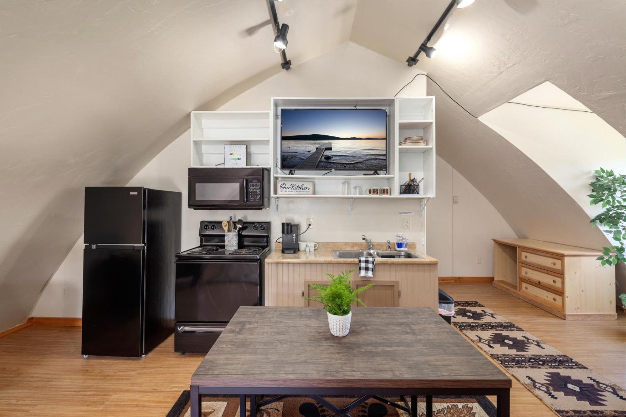 Sky Eco - Glacier General Store And Cabins Coram 외부 사진