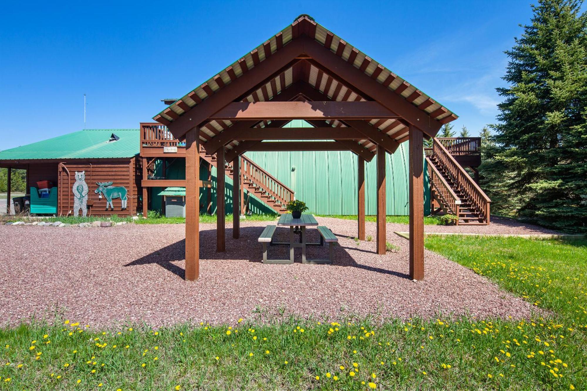 Sky Eco - Glacier General Store And Cabins Coram 외부 사진