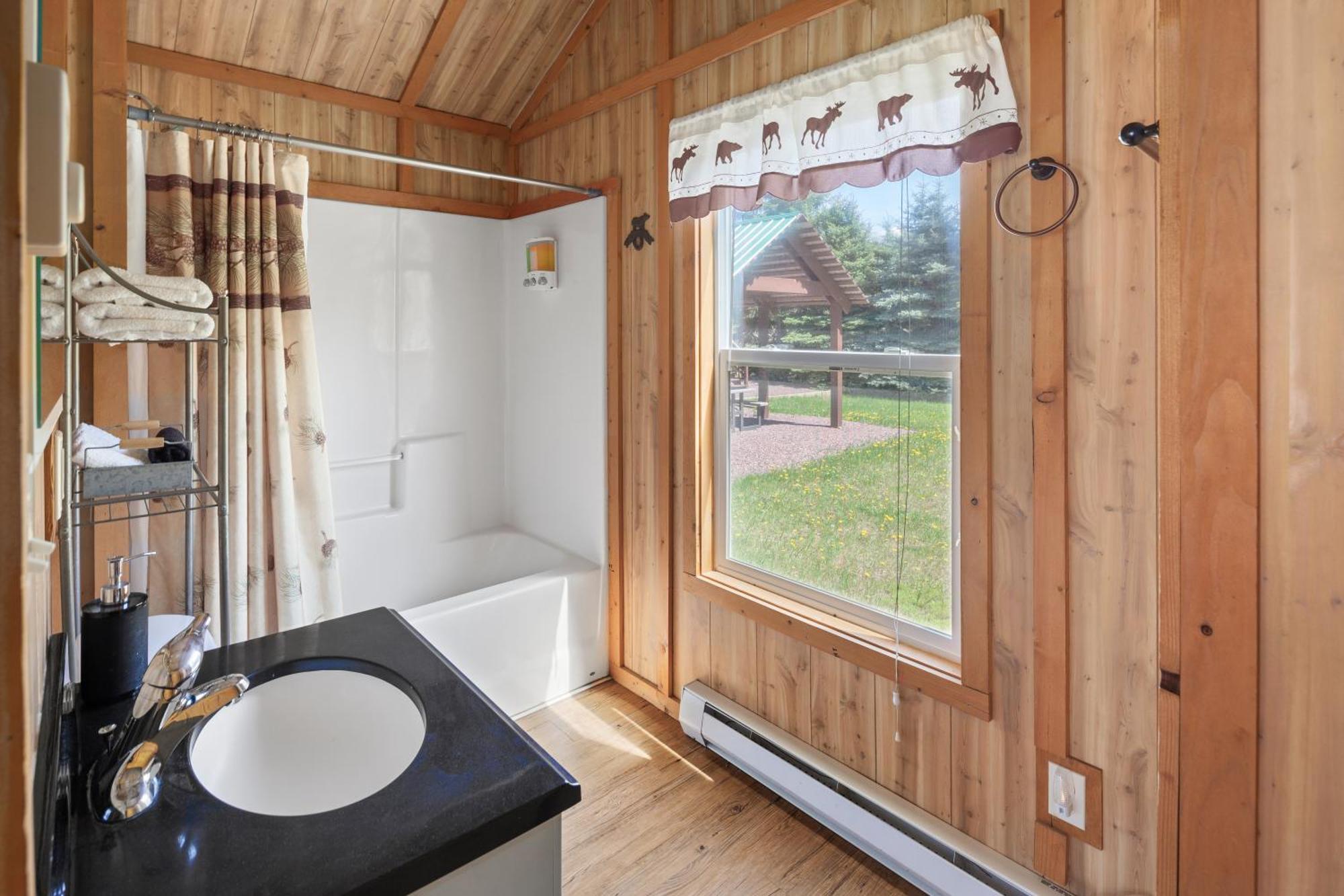 Sky Eco - Glacier General Store And Cabins Coram 외부 사진
