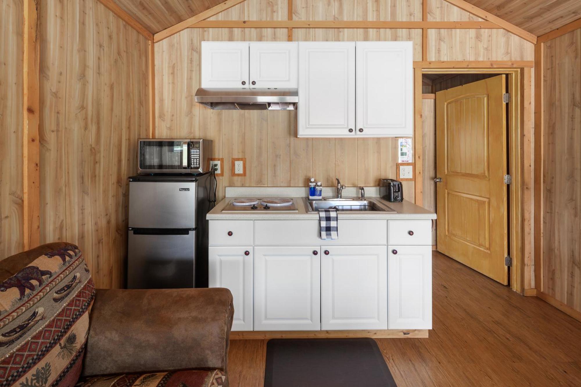 Sky Eco - Glacier General Store And Cabins Coram 외부 사진