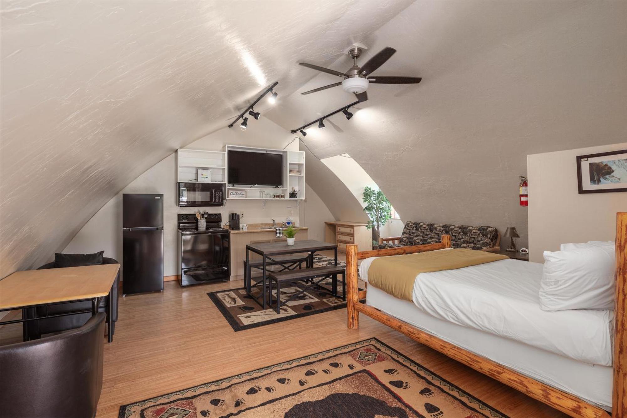 Sky Eco - Glacier General Store And Cabins Coram 외부 사진
