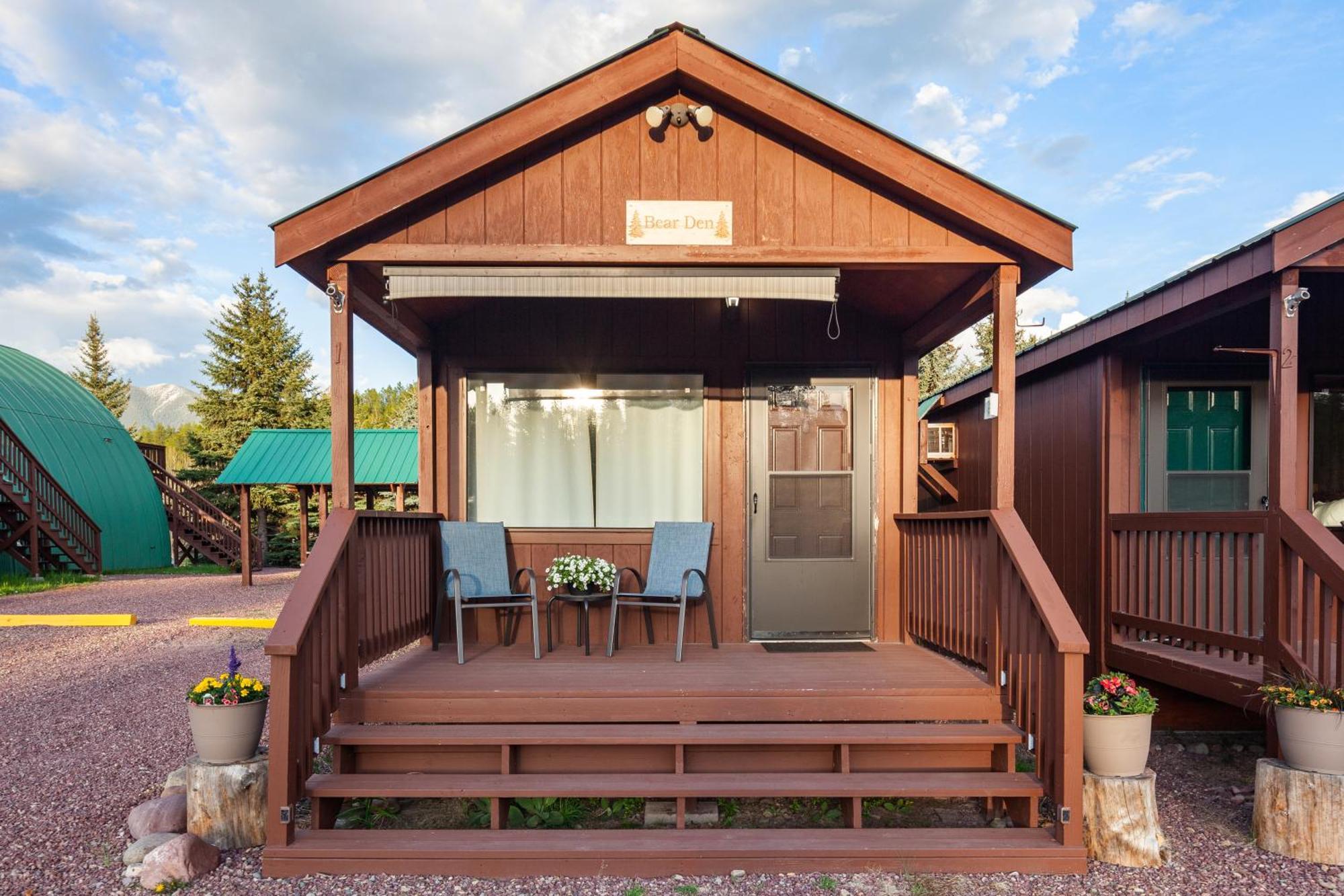 Sky Eco - Glacier General Store And Cabins Coram 외부 사진