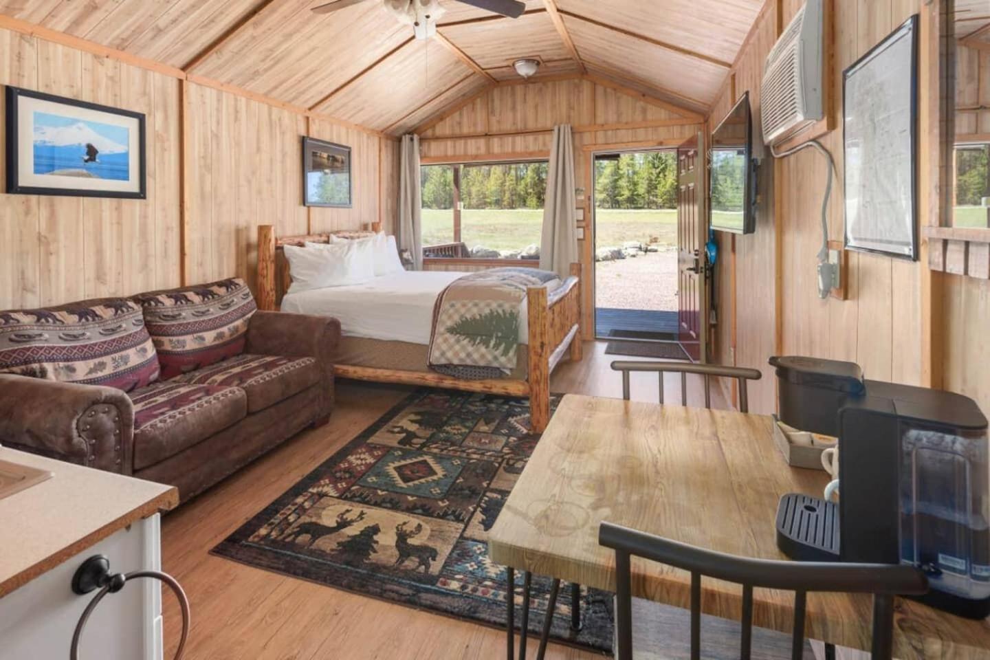 Sky Eco - Glacier General Store And Cabins Coram 외부 사진