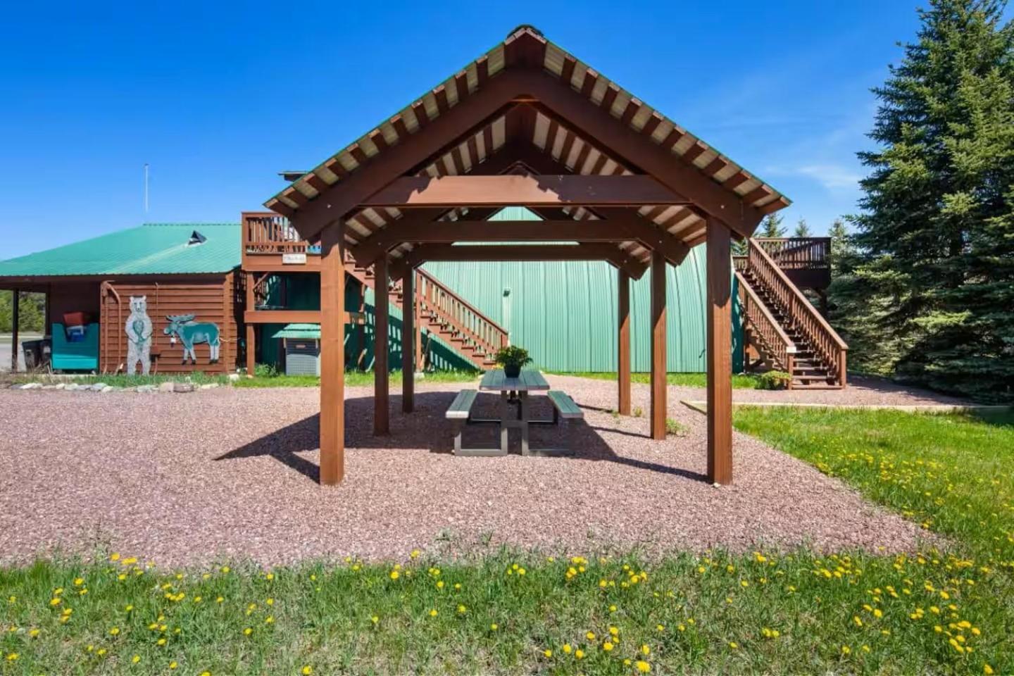 Sky Eco - Glacier General Store And Cabins Coram 외부 사진