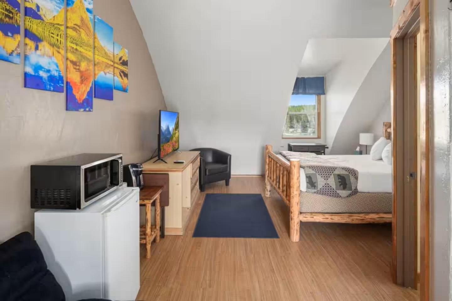 Sky Eco - Glacier General Store And Cabins Coram 외부 사진
